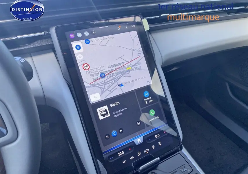 Vue rapprochée de la console centrale avec écran tactile vertical du Ford Explorer 2025 en bleu métallisé.