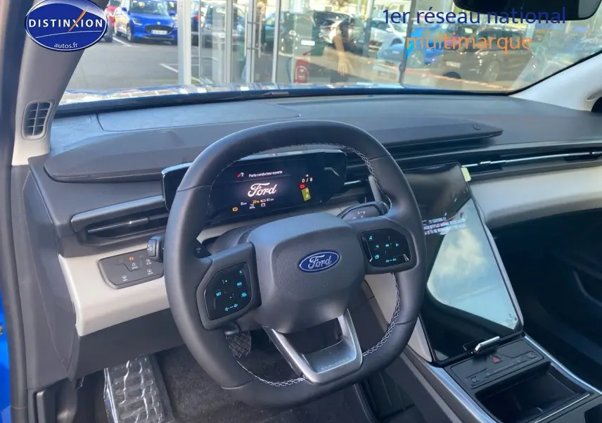 Vue intérieure centrée sur le volant multifonction et l'écran tactile du Ford Explorer bleu Premium My Mind.