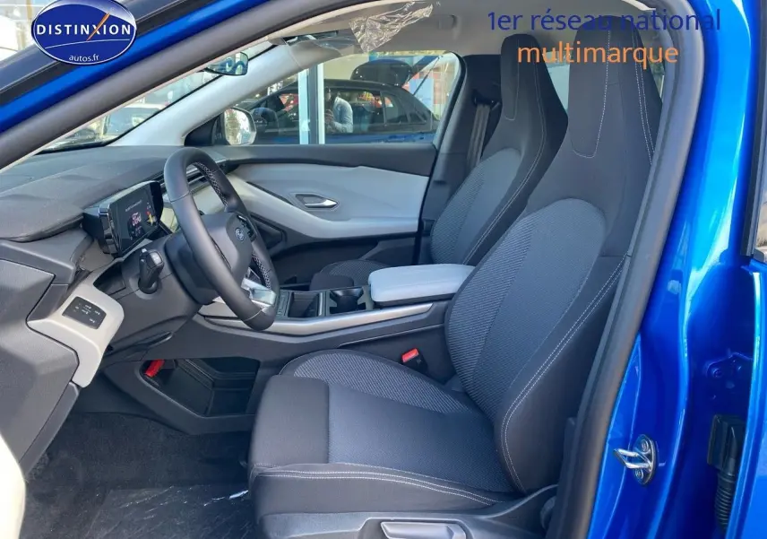 Vue intérieure côté conducteur du Ford Explorer 2025 en bleu métallisé, avec sièges sport noirs et tableau de bord moderne.