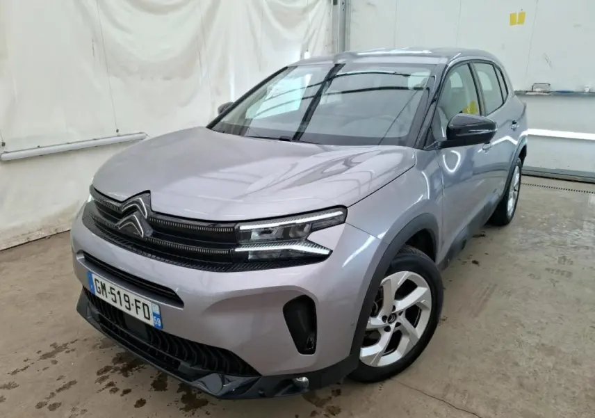 Citroën C5 Aircross gris Artense en 3/4 avant droit, avec calandre noire brillante et jantes alliage 18 pouces.