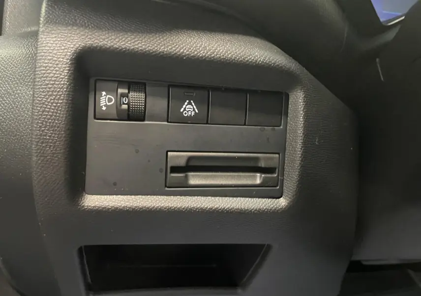Détail du tableau de bord côté gauche du Citroën C5 Aircross 2023 en gris Artense, avec commandes d'éclairage et aide à la conduite.