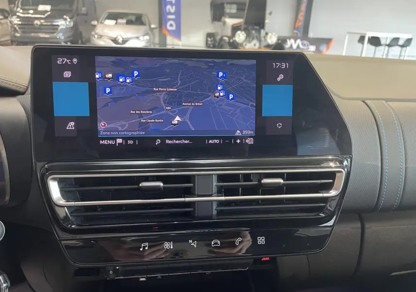 Vue intérieure centrée sur l'écran tactile et les aérateurs du tableau de bord du Citroën C5 Aircross 2023 gris Artense.