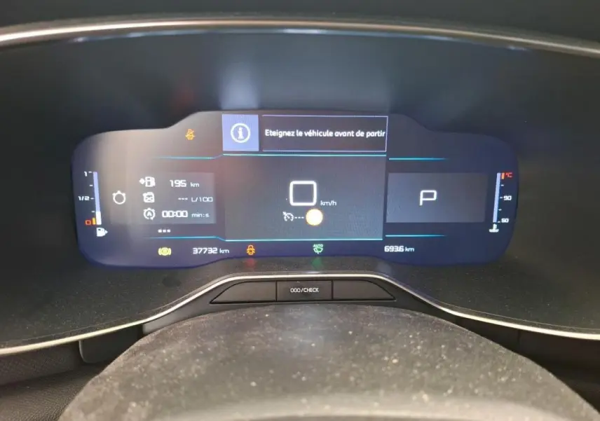 Affichage numérique du combiné de bord du Citroën C5 Aircross 2023 avec message d'arrêt du véhicule.