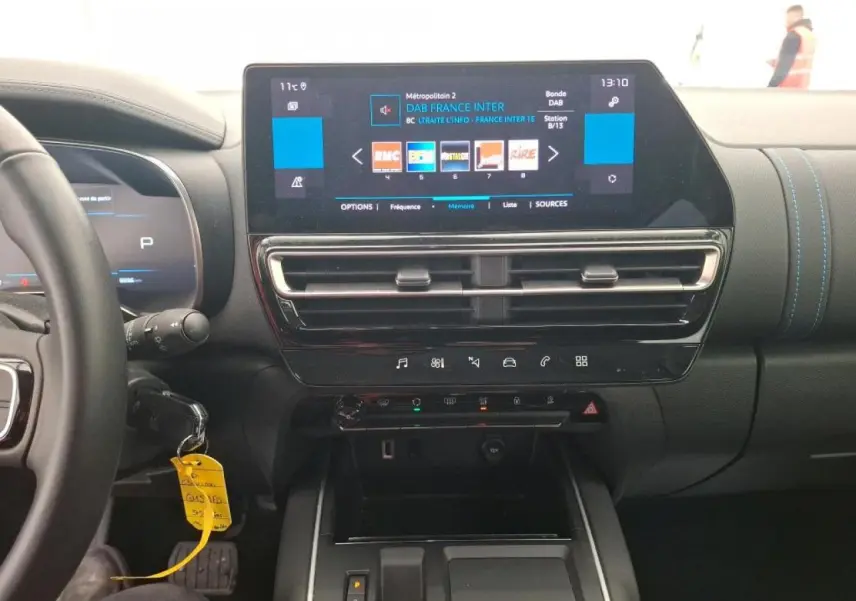 Tableau de bord et console centrale du Citroën C5 Aircross 2023 avec écran tactile et finitions noires.