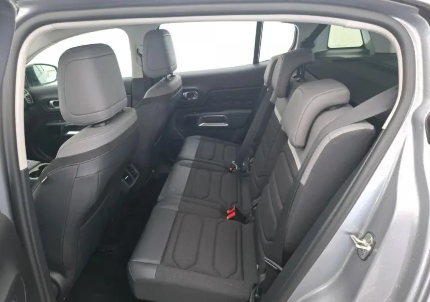 Vue intérieure côté droit sur les sièges arrière indépendants gris du Citroën C5 Aircross Gris Artense 2023.