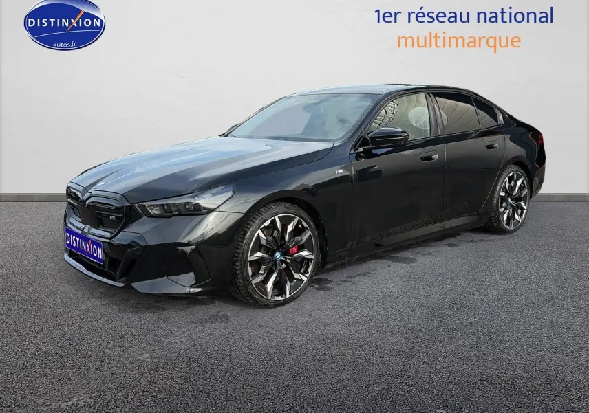 BMW Série 5 i5 M60 noir vue 3/4 avant droit avec jantes alu bicolores et calandre noire distinctive.