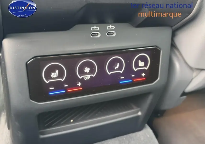 Panneau de commande de climatisation arrière noir avec ports USB-C, dans une BMW Série 5 i5 M60 2024.