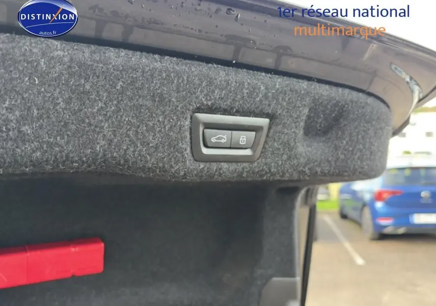 Bouton de fermeture électrique du coffre sur la partie intérieure du hayon d'une BMW Série 5 noire (G60) i5 M60 2024.