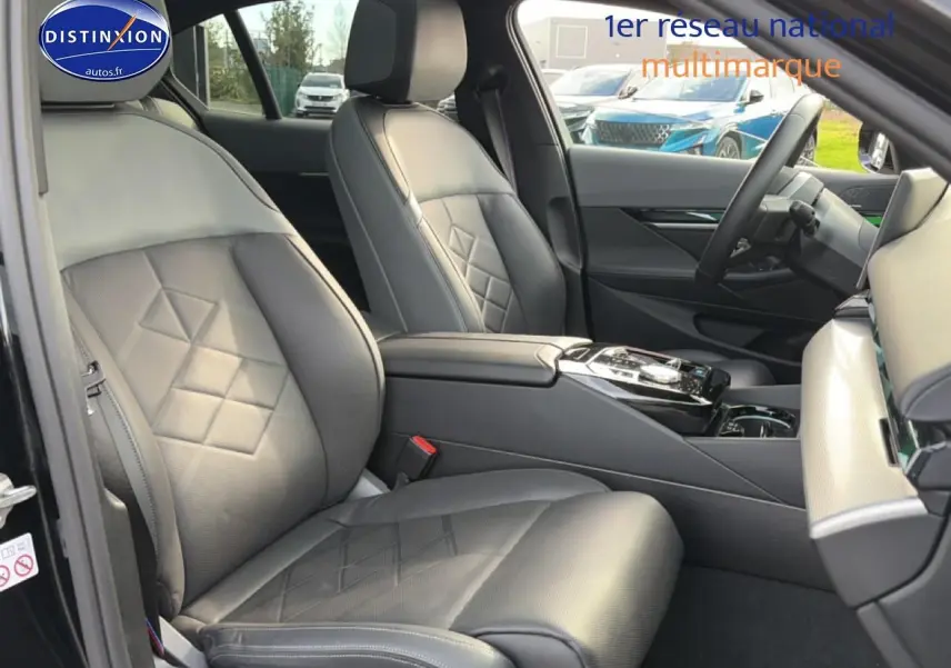 Intérieur avant droit de la BMW Série 5 i5 M60 2024 avec sièges cuir noirs et console centrale moderne.