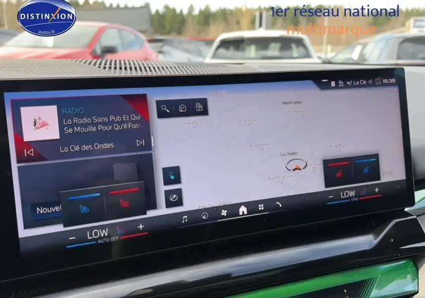 Vue intérieure sur l'écran tactile multifonction et la console d'une BMW Série 5 i5 M60 noire 2024, avec navigation et réglages clim.