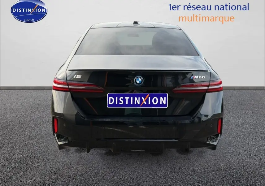 Vue arrière d'une BMW Série 5 i5 M60 noire 2024 avec feux LED et logo M60 visible sur le coffre.