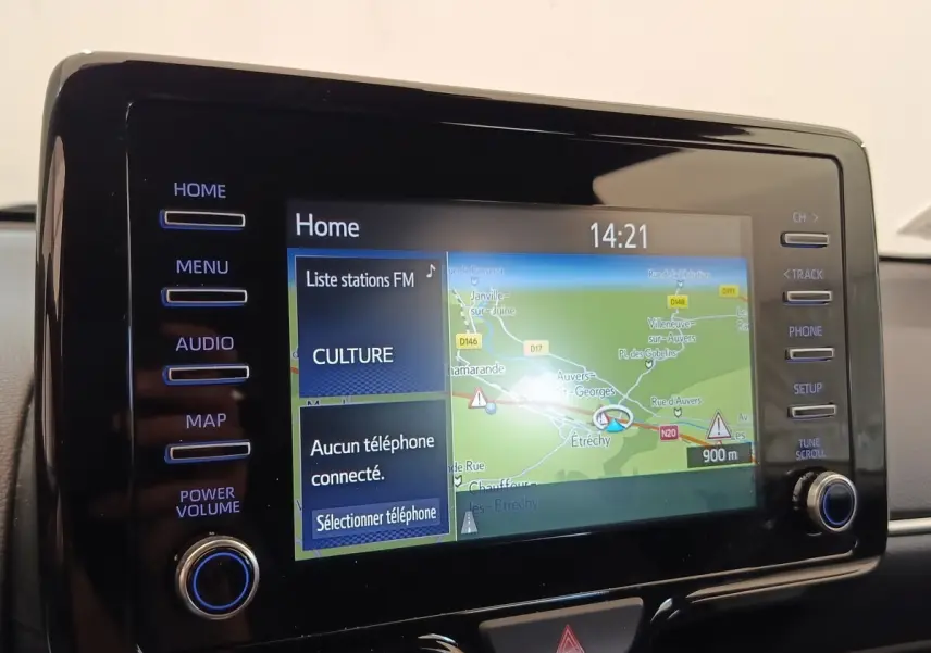 Écran tactile central de navigation 7 pouces affichant une carte, sur tableau de bord noir brillant d’une Toyota Yaris hybride.