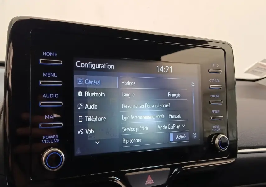 Écran tactile central de la Toyota Yaris hybride 2022 affichant le menu de configuration en intérieur gris.