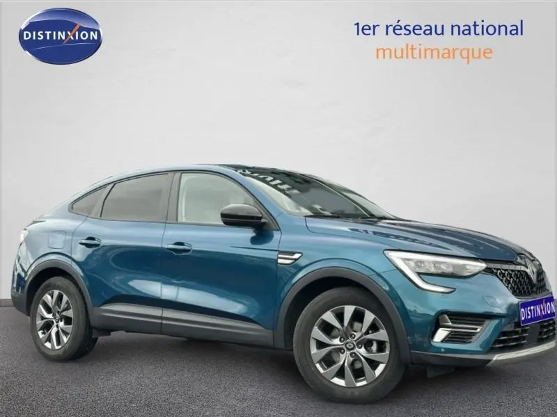 Renault Arkana bleu Zanzibar en vue 3/4 avant droit, SUV hybride avec lignes fluides et jantes alliage.