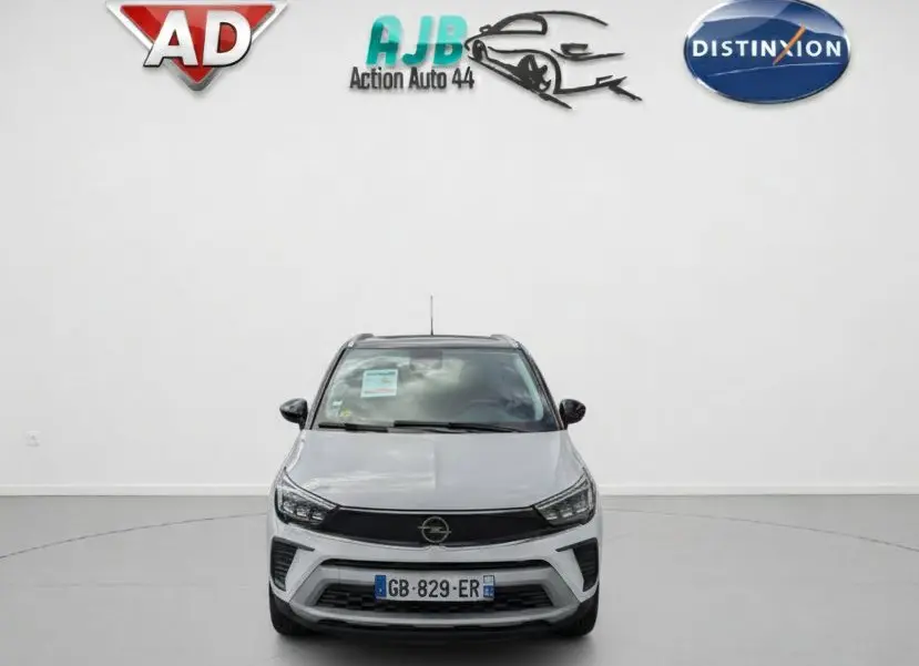 Vue frontale d'un Opel Crossland X blanc 2021 avec calandre noire et plaques d'immatriculation françaises.