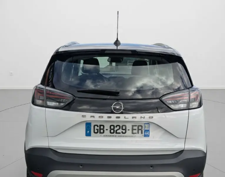 Vue arrière d'un Opel Crossland X blanc avec toit noir et feux arrière LED, immatriculé en France.