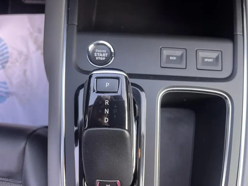 Gros plan sur la console centrale grise du Citroën C5 Aircross avec levier de vitesse automatique et bouton start/stop.