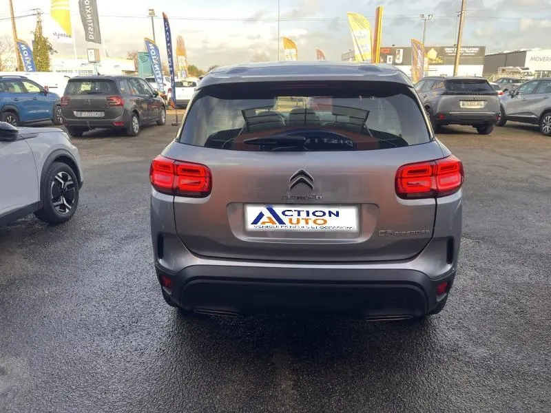 Vue arrière d'un Citroën C5 Aircross gris Platinium avec feux arrière LED et logo Citroën visible.
