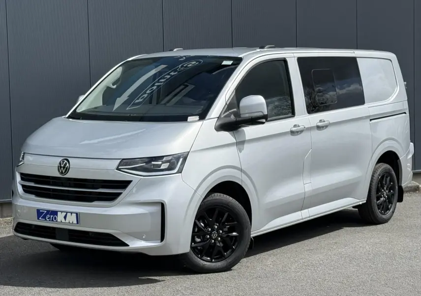 Volkswagen Transporter T7 ProCab gris argent, vue 3/4 avant droit avec jantes alliage noir brillant Le Mans 17 pouces.