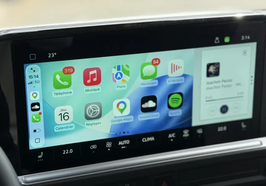 Écran tactile couleur 13 pouces du Volkswagen Transporter T7 ProCab affichant interface Apple CarPlay.