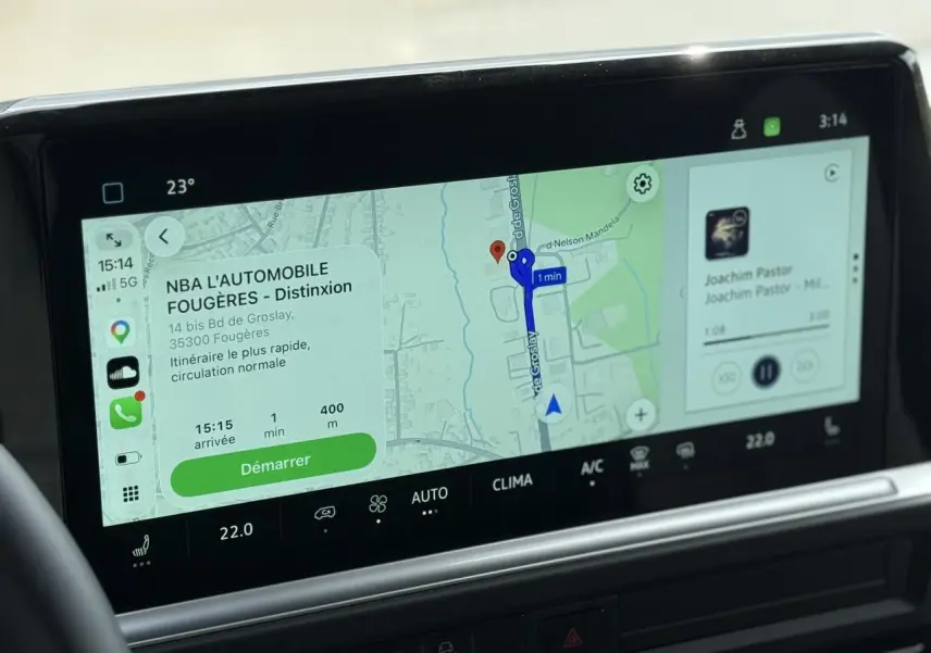 Écran tactile 13 pouces du Volkswagen Transporter T7 affichant navigation et musique, vue intérieure du tableau de bord.