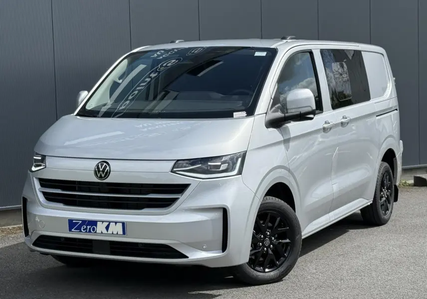 Volkswagen Transporter T7 ProCab gris argent, vue 3/4 avant avec jantes alliage noir brillant et feux LED.