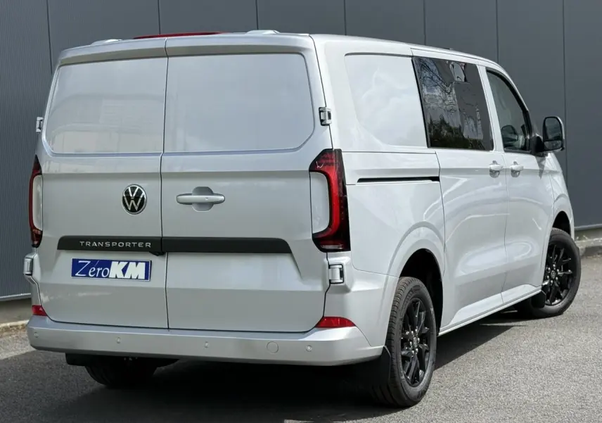 Vue 3/4 arrière droite du Volkswagen Transporter T7 ProCab gris argent avec jantes noires et feux arrière LED signature.