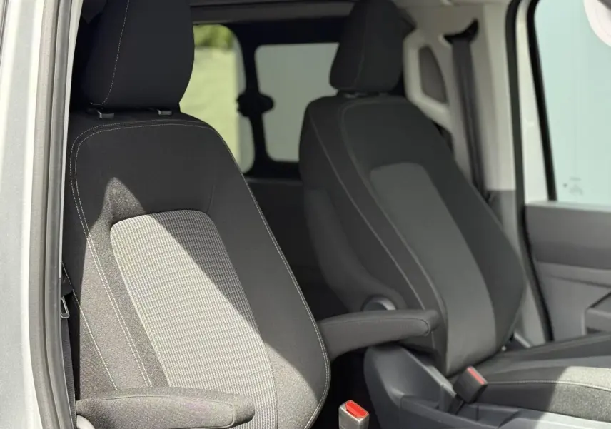 Vue rapprochée des sièges avant en tissu rayé gris du Volkswagen Transporter T7 ProCab L1H1 2026.