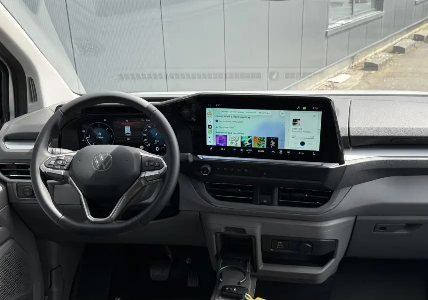 Tableau de bord du Volkswagen Transporter T7 ProCab 2026, vue frontale du poste de conduite avec écran tactile large et volant multifonction.