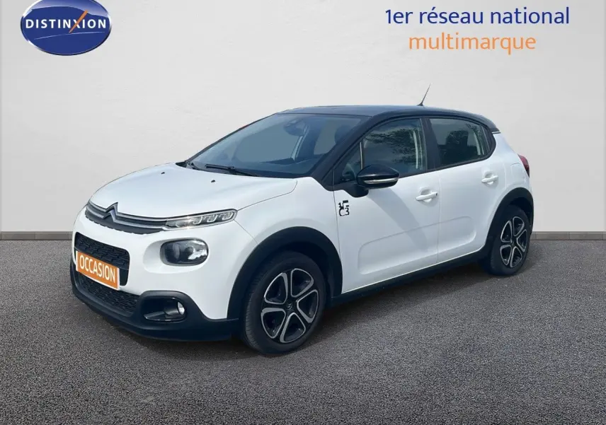 Citroën C3 blanc en 3/4 avant droit, toit noir contrasté et jantes alliage distinctives.