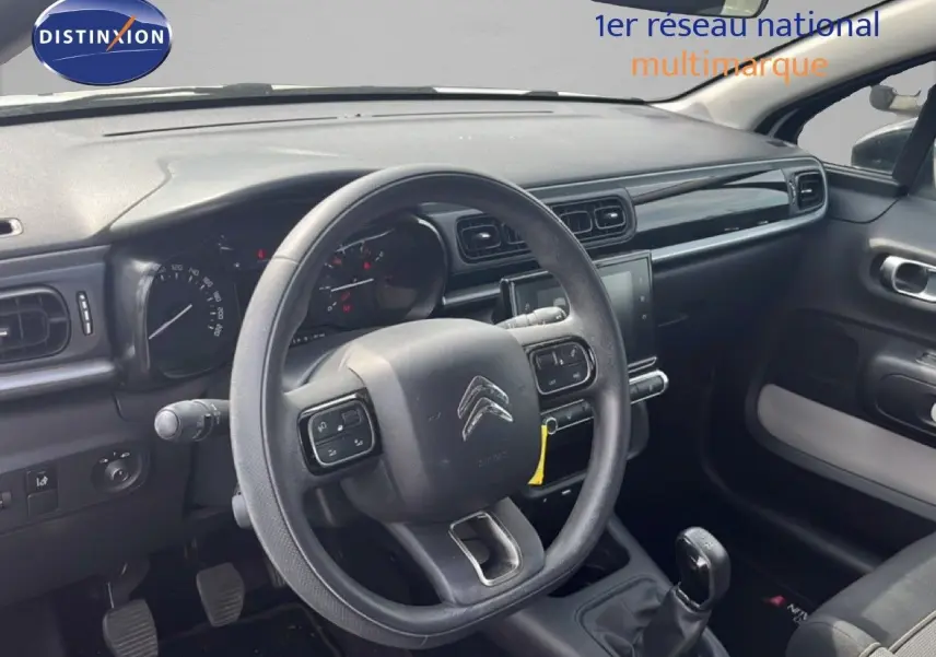 Intérieur de Citroën C3 2018 vu côté conducteur, volant multifonction et tableau de bord noir avec écran tactile central.