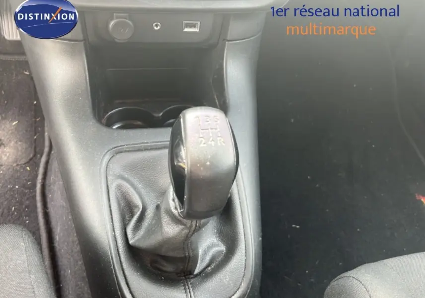 Le levier de vitesses manuel noir de la Citroën C3 2018 est montré en gros plan dans l'habitacle.