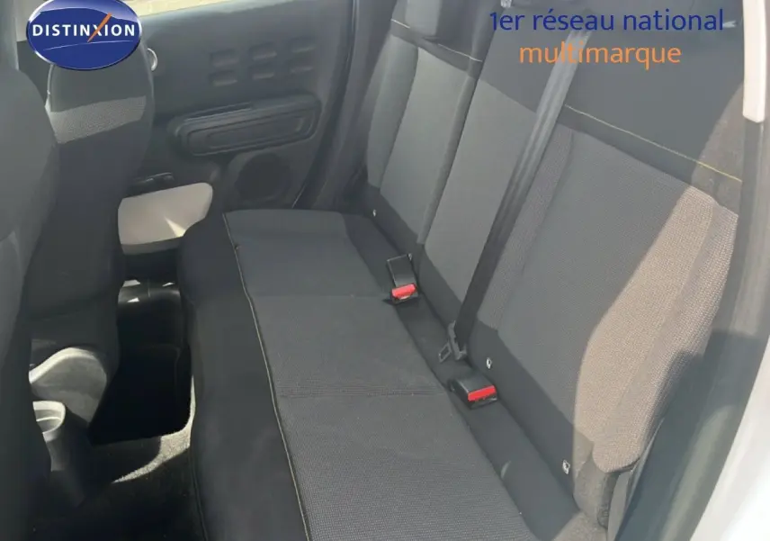Vue intérieure côté droit montrant la banquette arrière en tissu gris de la Citroën C3 blanche de 2018.