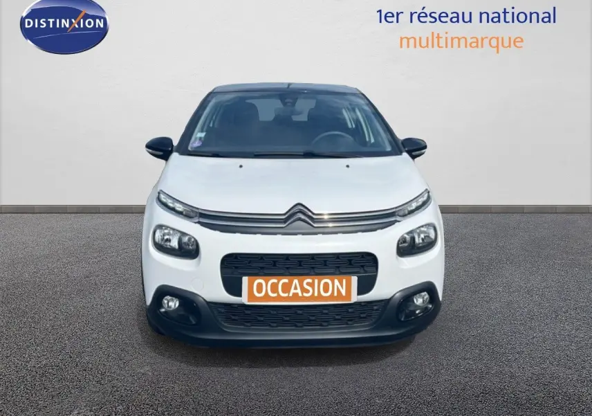 Vue avant d'une Citroën C3 blanche de 2018 avec calandre noire et phares LED, en présentation sur sol gris.