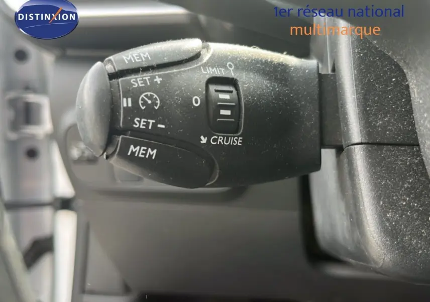 Gros plan sur la commande de régulateur de vitesse noire dans l’habitacle d’une Citroën C3 blanche de 2018.