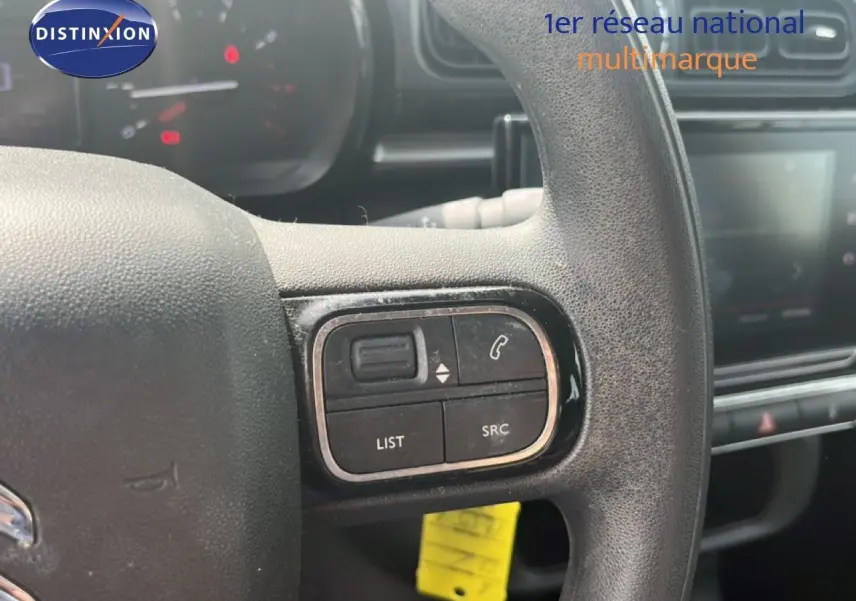 Vue rapprochée du volant noir de la Citroën C3 2018, montrant les commandes audio et téléphone intégrées.