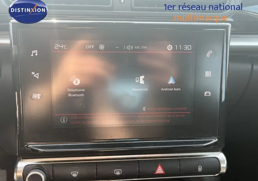 Écran tactile central du tableau de bord de la Citroën C3 blanche de 2018, affichant les options Bluetooth et Android Auto.