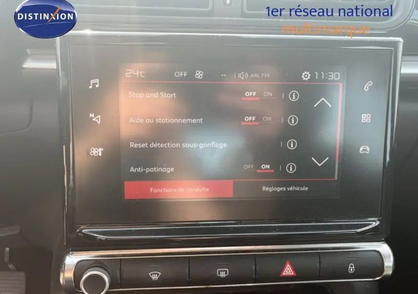 Écran tactile central affichant les réglages de conduite dans l’habitacle d’une Citroën C3 blanche de 2018.