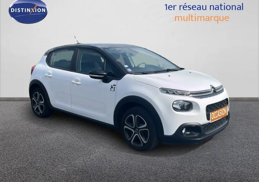 Citroën C3 blanc en 3/4 avant droit avec toit noir et jantes distinctives, sur fond neutre.