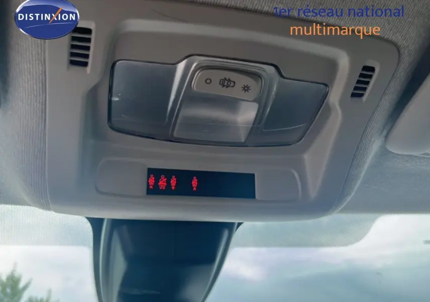 Vue intérieure du plafonnier de la Citroën C3 blanche 2018 avec indicateurs de ceinture de sécurité allumés.