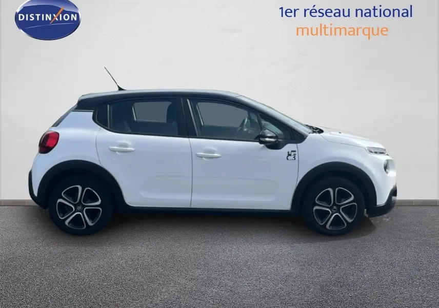Profil droit d'une Citroën C3 blanche 2018 avec toit noir et jantes distinctives, sur fond neutre.