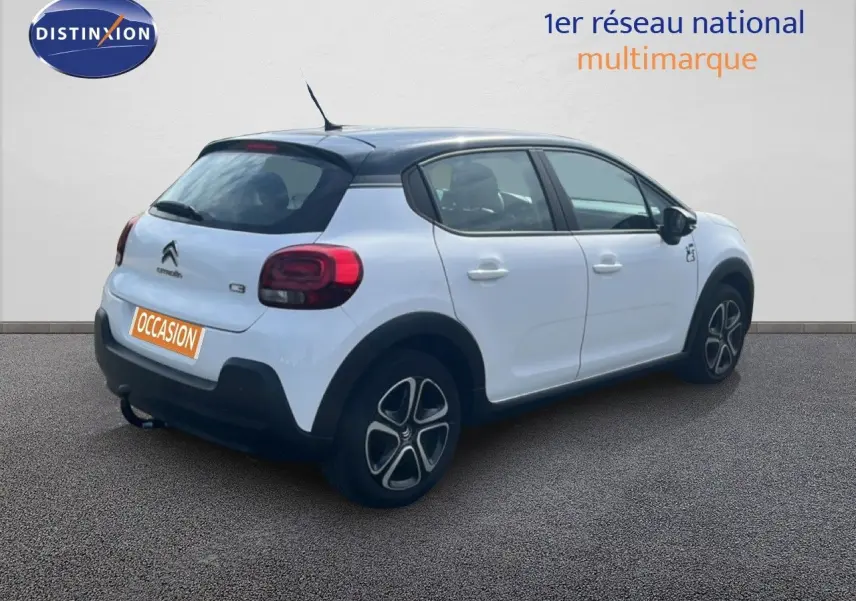 Citroën C3 blanc vue 3/4 arrière droit avec toit noir et jantes alliage distinctives.