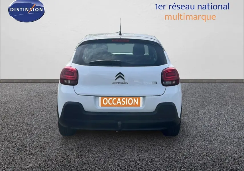 Vue arrière d'une Citroën C3 blanche de 2018 avec feux arrière arrondis et plaque d'immatriculation "OCCASION".
