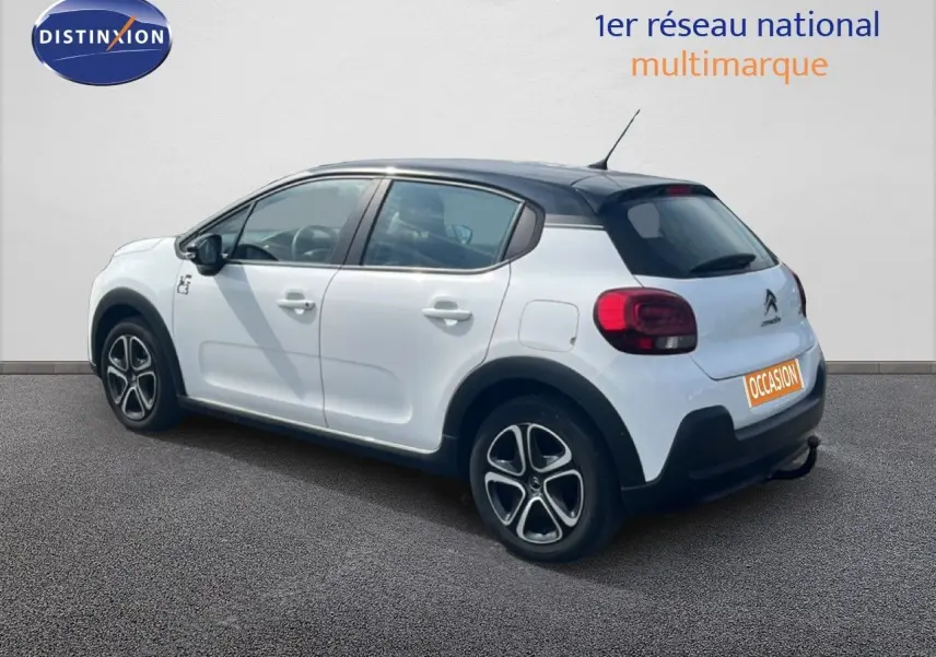 Citroën C3 blanc vue 3/4 arrière côté droit, toit noir et jantes alliage distinctives.