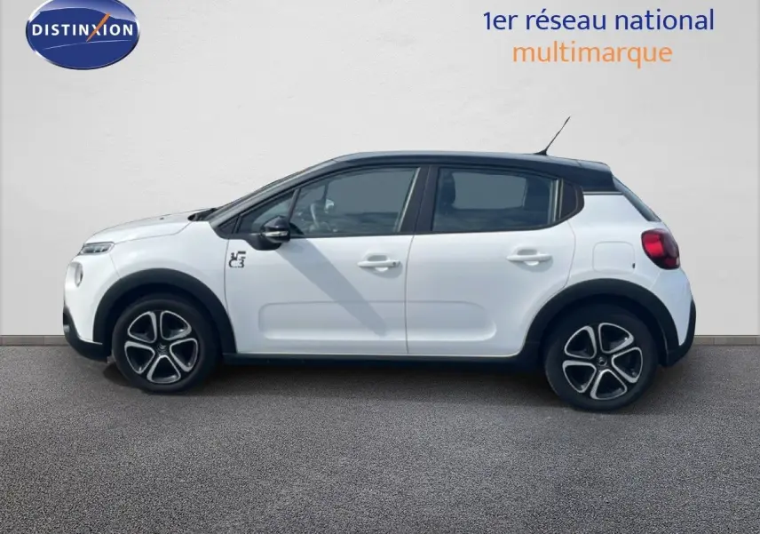 Profil côté gauche d'une Citroën C3 blanche 2018 avec toit noir et jantes distinctives en alliage.