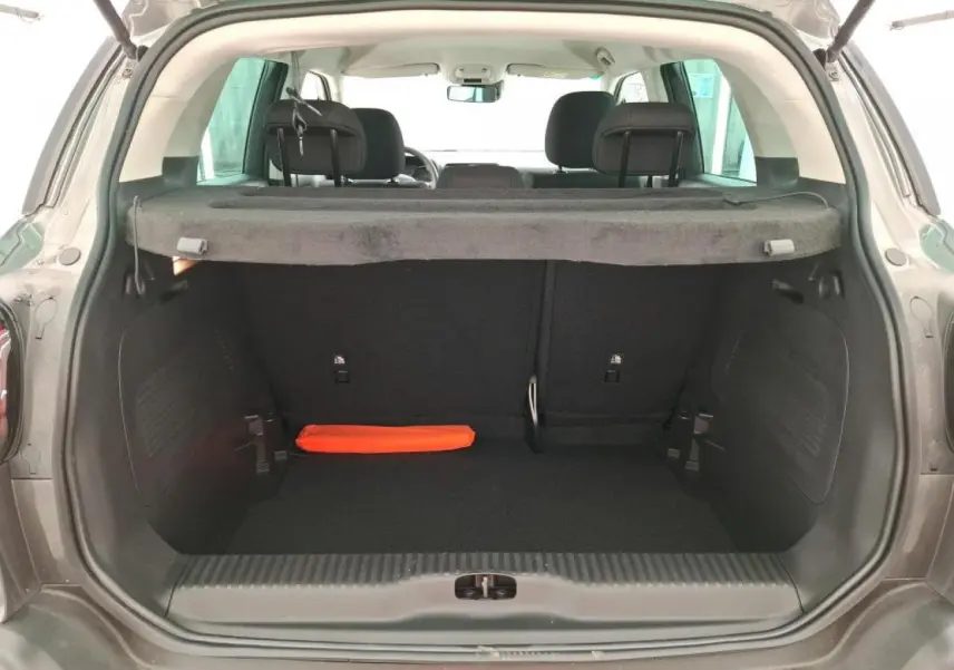 Coffre ouvert d'un Citroën C3 Aircross gris foncé, vue arrière montrant l'espace de chargement et la tablette arrière.