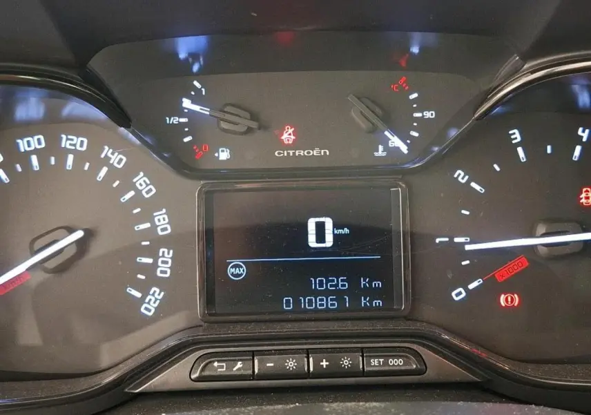 Vue rapprochée du tableau de bord de la Citroën C3 Aircross 2023 avec affichage digital et compteurs analogiques.