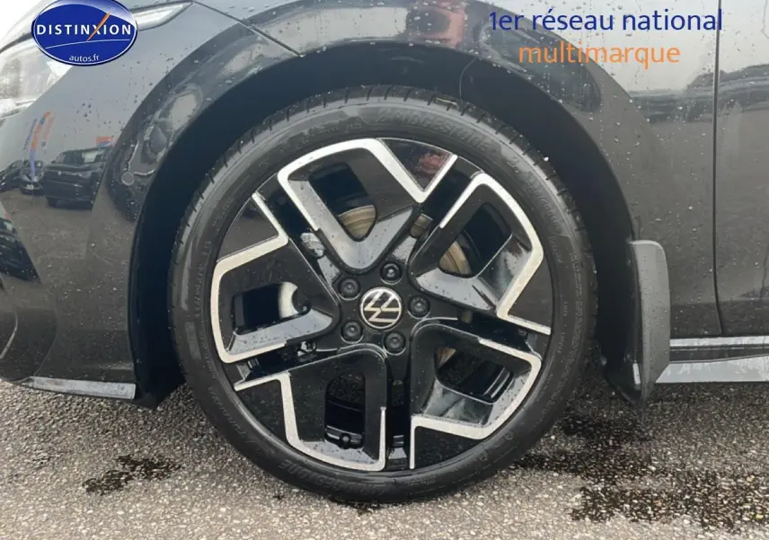 Gros plan sur la roue avant gauche noire d'une Volkswagen Golf 1.5 etsi evo2 150 R-Line 2026 avec jante alu bicolore.