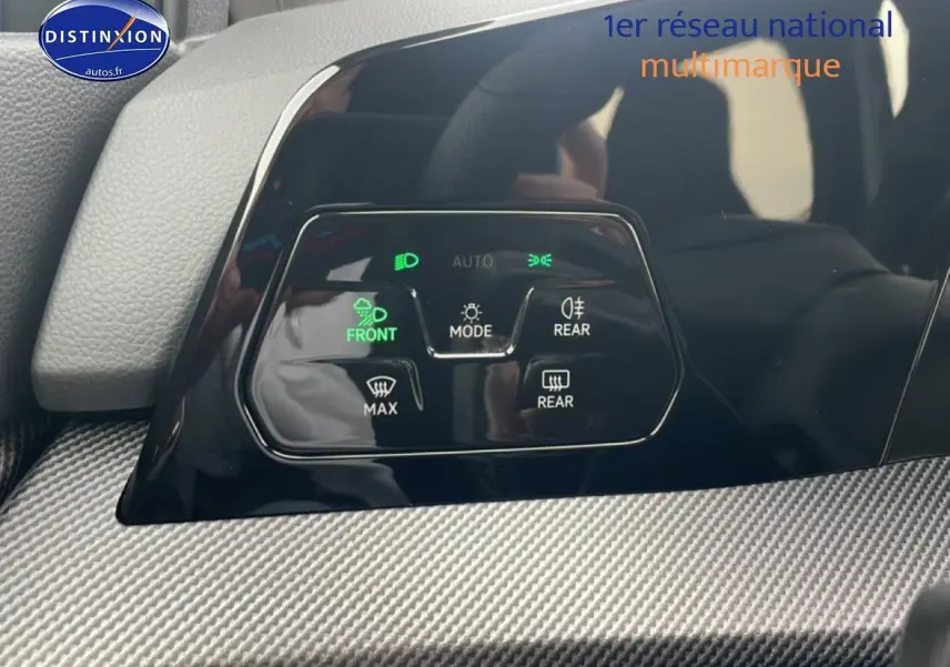 Détail du panneau de commandes d’éclairage et désembuage intérieur d’une Volkswagen Golf noire 2026.