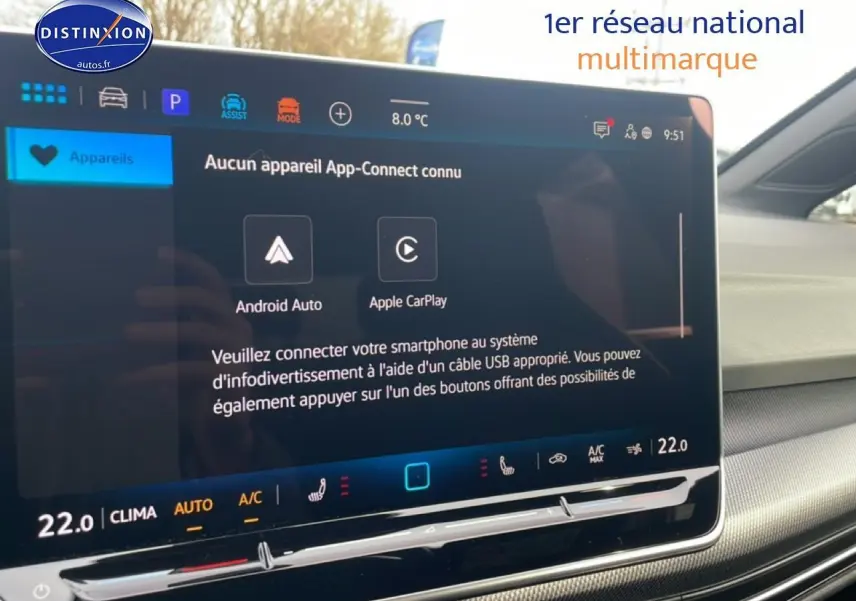 Vue rapprochée de l’écran tactile intérieur de la Volkswagen Golf noire 2026 affichant les options Android Auto et Apple CarPlay.